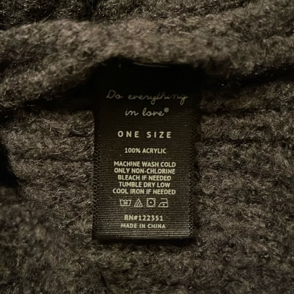 Do Everything In Love Grey Cropped Poncho. One Size - Picture 13 of 13